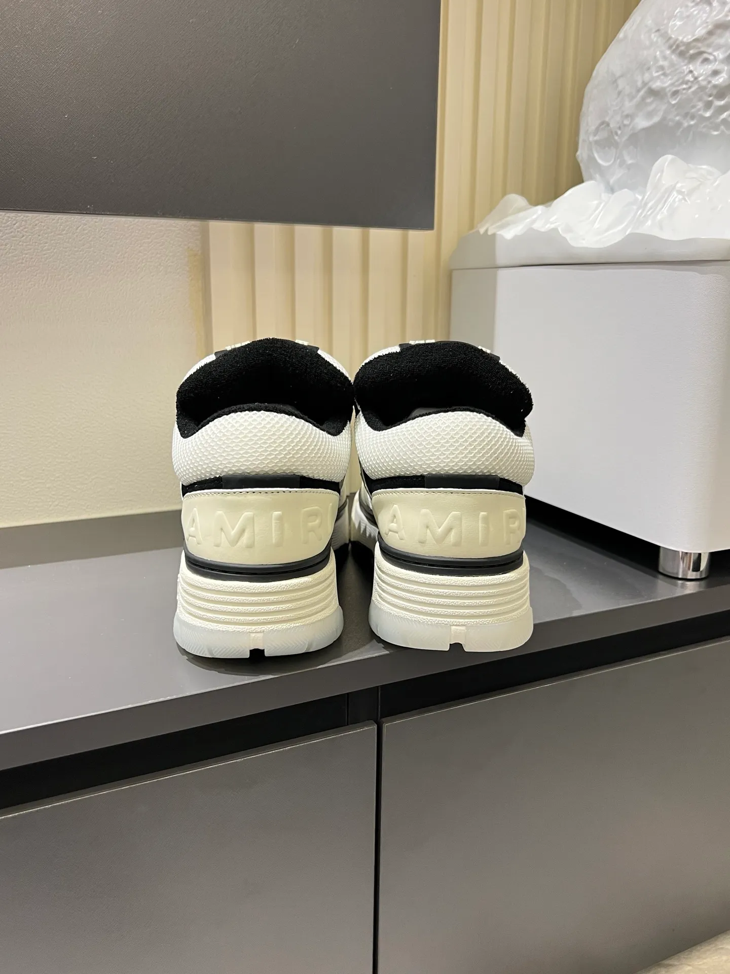 Men's shoes 💰p680 [AMIRI] 2025 spring and summer series new sneakers, new 🆕 bread shoes, bread shoes have a very special big tongue design, thickened outsole, rounded toe, oversized rubber sole and perforated star details, whoever wears them will look better! The appearance is responsible, the feet are retro and handsome! Size: 38-45